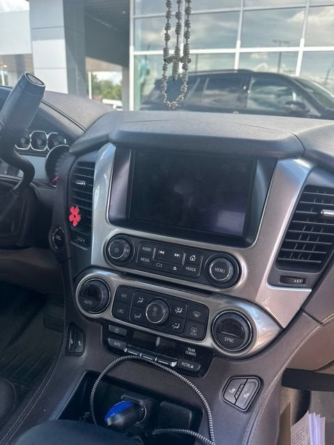 2018 Chevrolet Suburban LT — photo 10